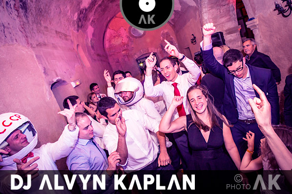 Animation DJ soirée à thème mariage original costumes festifs