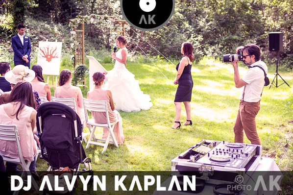 Agence organisatrice cérémonie laïque Wedding planner Krystel Lemblé Yacine Bouteldja À deux mains tenant Laury Skander photographe mariage en Provence