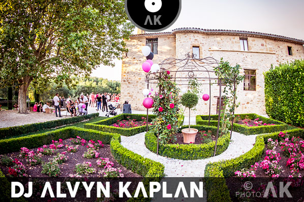 Cocktail mariage champêtre apéritif dînatoire parc fleuri roseraie roses chapelle Saint-Bacchi