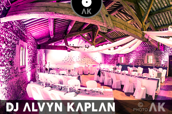 Mise en lumières projecteurs LED RVB couleur rose fuschia déco salle mariage au Domaine de Curebourse Salon-de-Provence