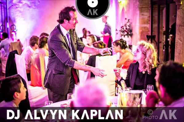 Magicien close-up mariage magie proximité invités table repas noces animation originale