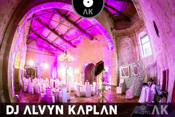 Cabine photo-booth accessoires fête déco mariage rose éclairages salle réception noces