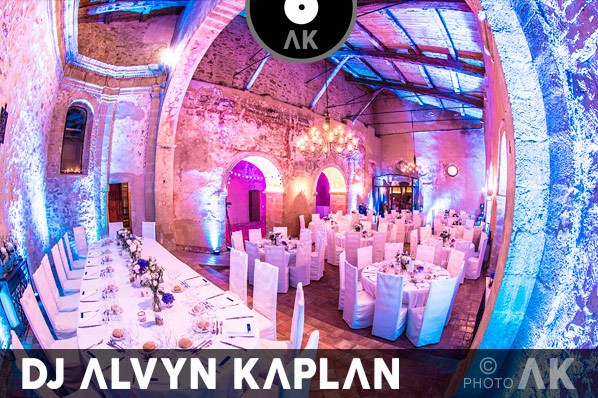 Déco table d'honneur mariés lumières colorées décoration bleu rose mauve fushia